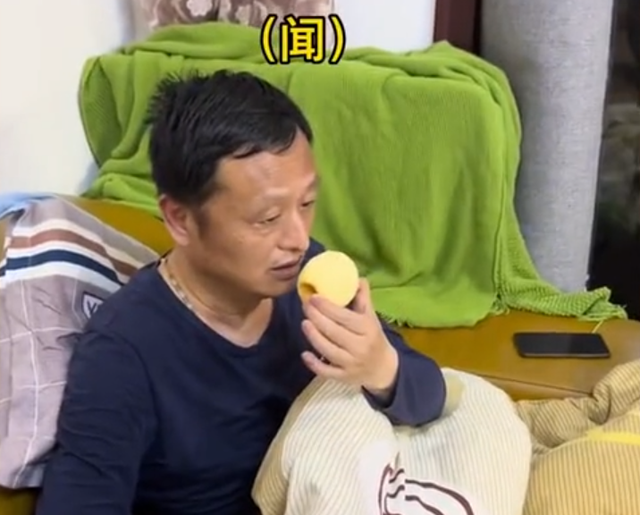 江西一老婆给吵架的老公削苹果,老公却不敢吃,网友:满满求生欲