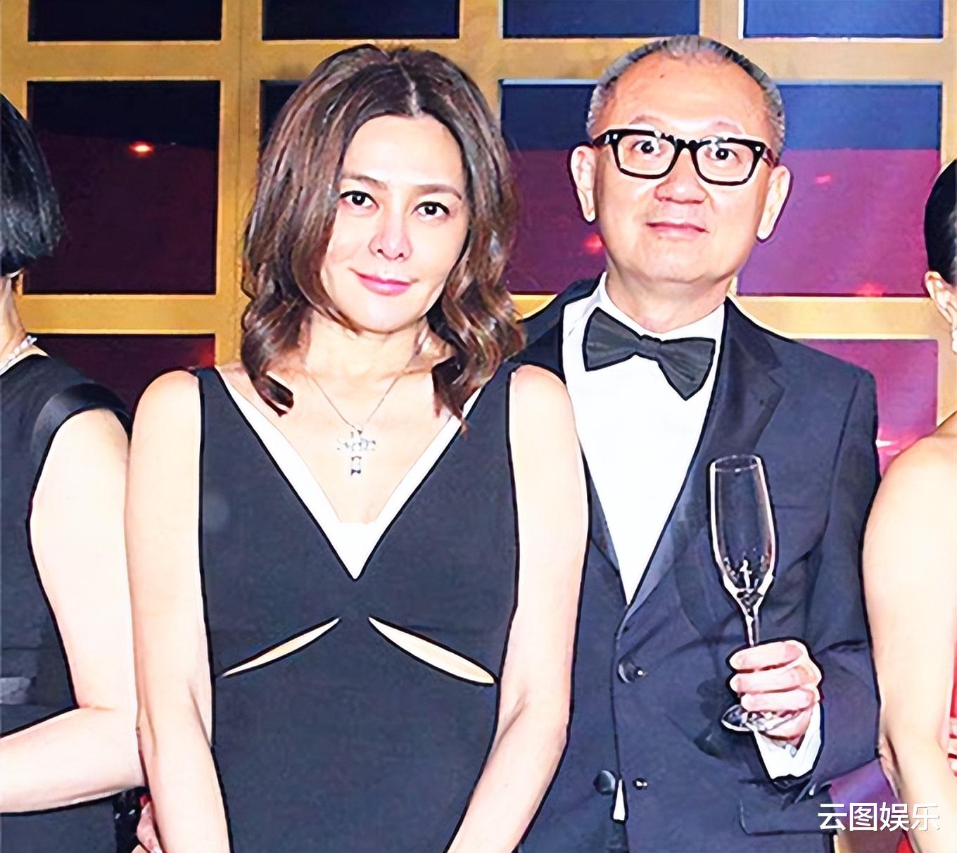 关之琳|60岁关之琳背30万包现身街头,独自出行没保镖,低头玩手机无人识