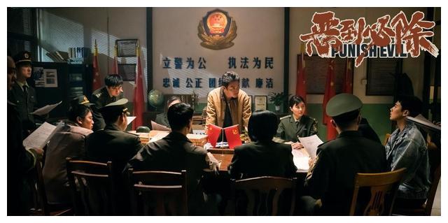 孔孝珍|一上映就拿下榜单第一,没想到,54岁邹兆龙又打出了一副“王炸”