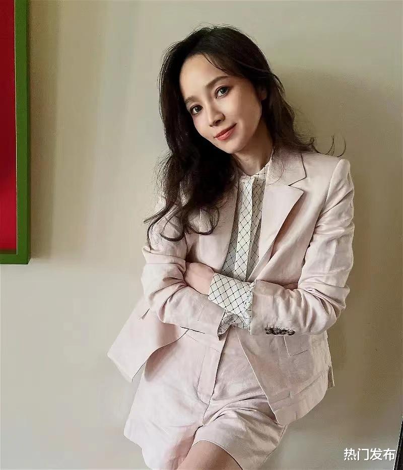 侯佩岑|侯佩岑带儿子出门玩曝近照　网惊：头发好稀少