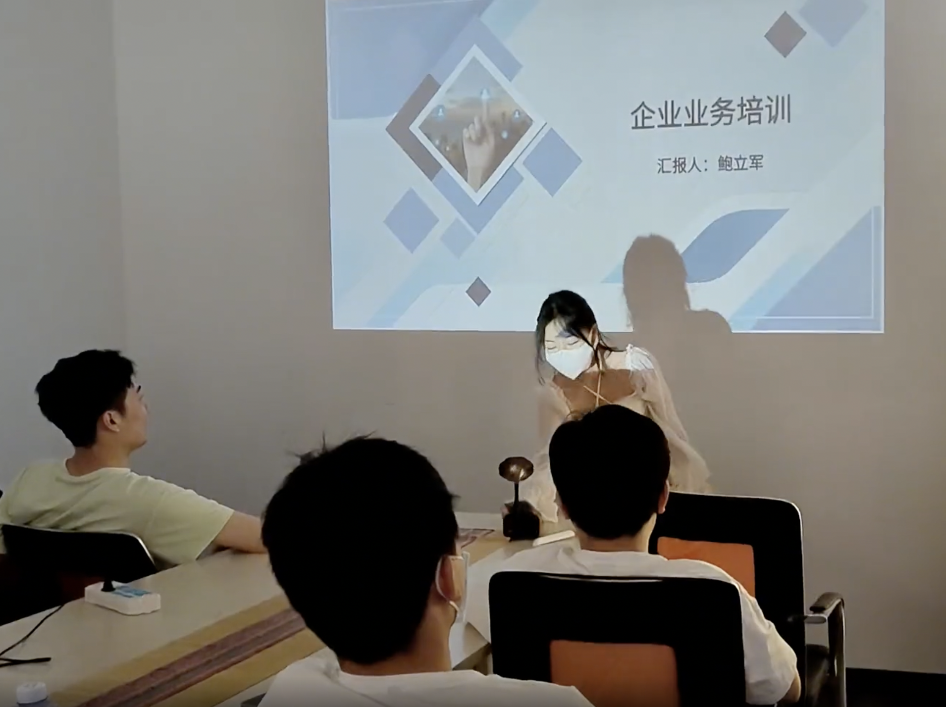上海：女子上班迟到被抓包，老板罚其穿短裙在会议室跳舞