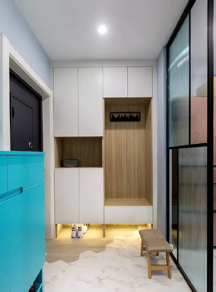 小户型玄关鞋柜这样装太明智了，漂亮多功能，还很省空间