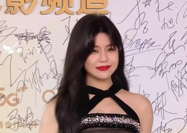 陈妍希|陈妍希红毯热搜后续:人和裙子分开看都挺美,就是穿上怪怪的