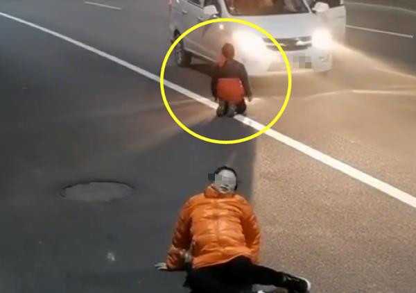 怀孕的妈妈在路边临产,儿子下跪拦车,妈妈比膝下“黄金”更重要