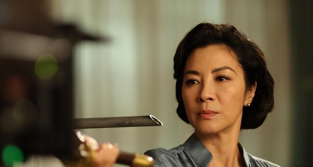 杨紫琼|杨紫琼夺金球影后感言被打断,霸气回怼:闭嘴!我可以痛扁你