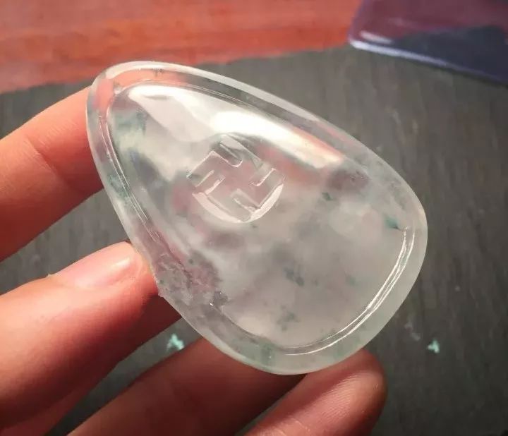 雕刻|一块莫西沙翡翠原石,切出高冰飘蓝花,雕刻成品大涨的全过程,美翻了! 小盈