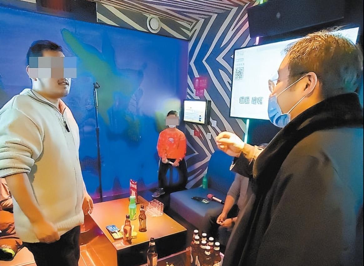 央媒表态:法律严禁未成年人进KTV 网友吵翻:该不该带孩子去唱?