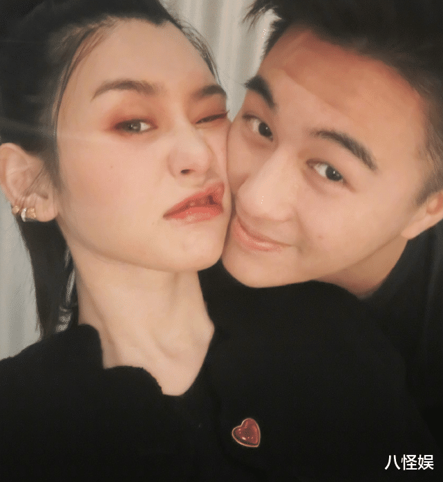 奚梦瑶|奚梦瑶首晒母女合照,抱着女儿夸其可爱,Romee侧脸好像何猷君翻版