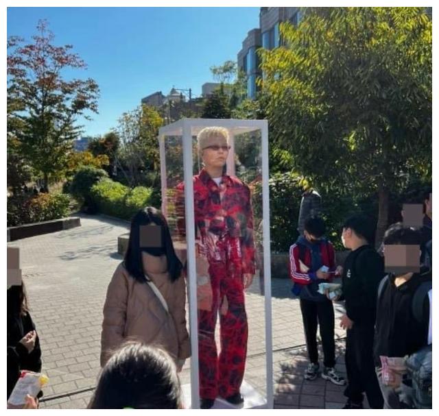 李灿赫|宣发舞台变行为艺术现场？鬼才李灿赫新专上线，剃头打歌惹争议？