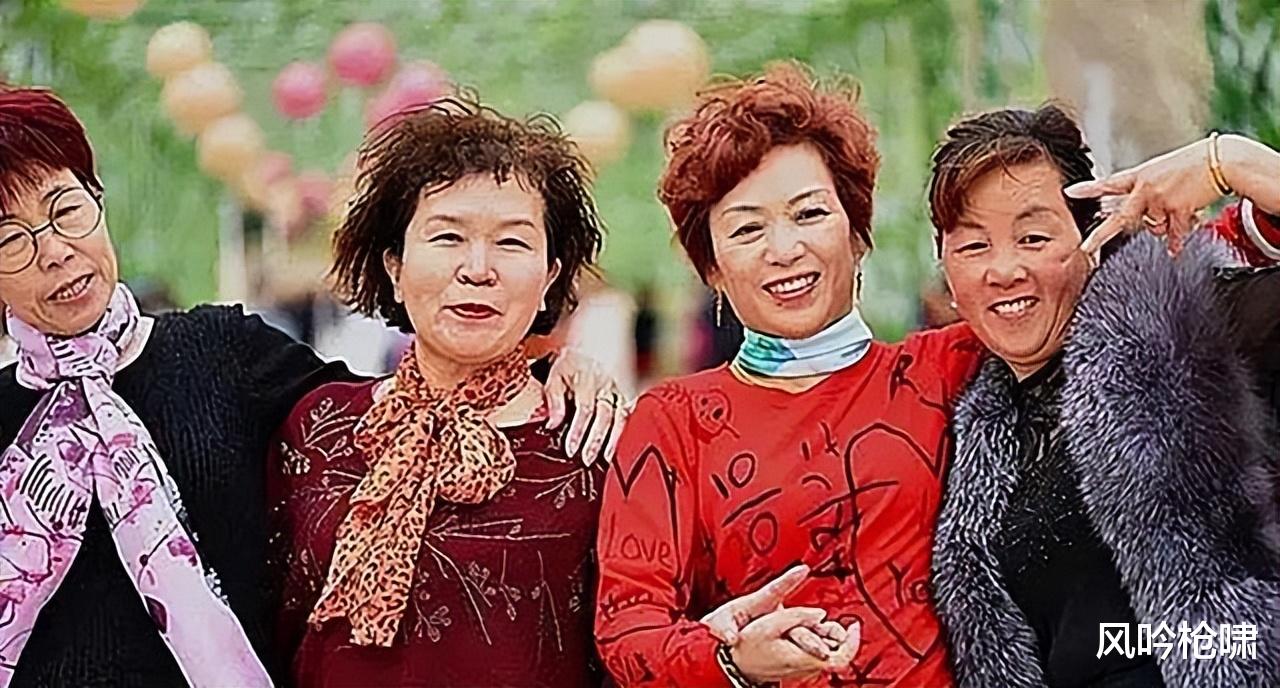 60后吉林大妈二婚嫁80后小伙,女儿比后爸小2岁,时隔8年恩爱至今