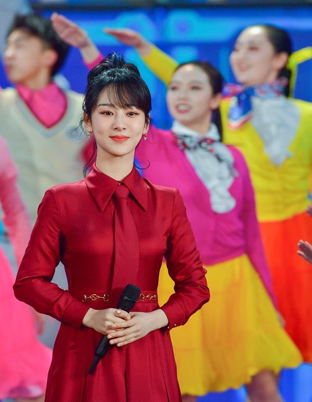 杨紫|杨紫与粉丝互动,浅色卫衣挥手鞠躬,网友泪目