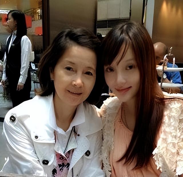 |“上梁不正下梁歪”李小璐悲剧的源头，是她亲妈