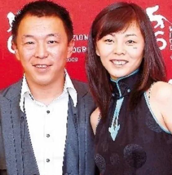 沈翠喜|黄渤工作被偶遇，发福双下巴明显，一身西装好帅气远看腿好细长