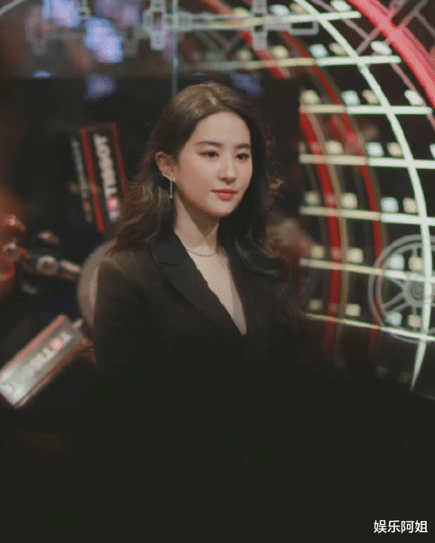 刘亦菲|刘亦菲是不老的吗？活动化身霸道女总，这仪态颜值我敢打一百分！