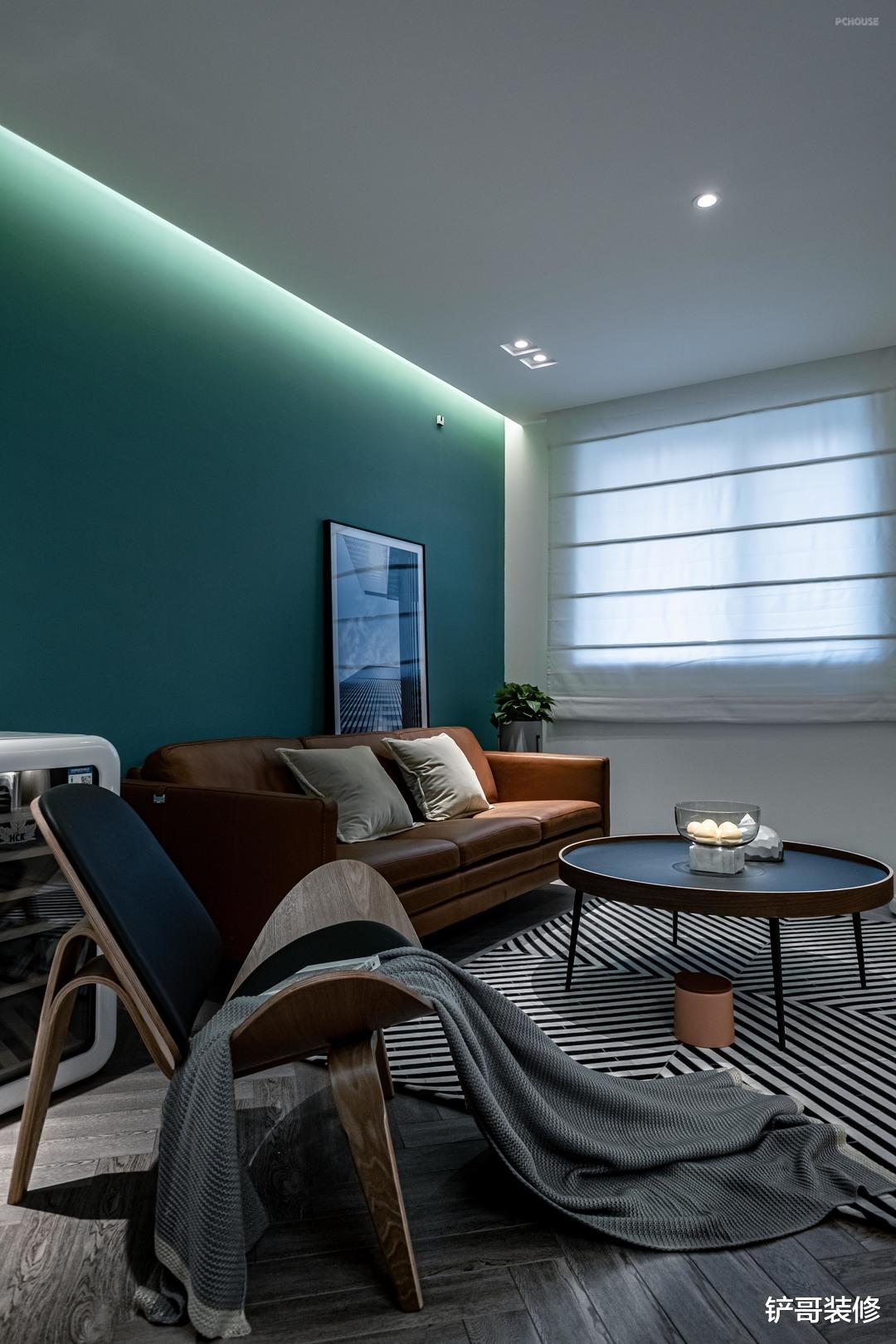 灰色系的小宅，复古有温度，粉红与翠绿的加持更为独特