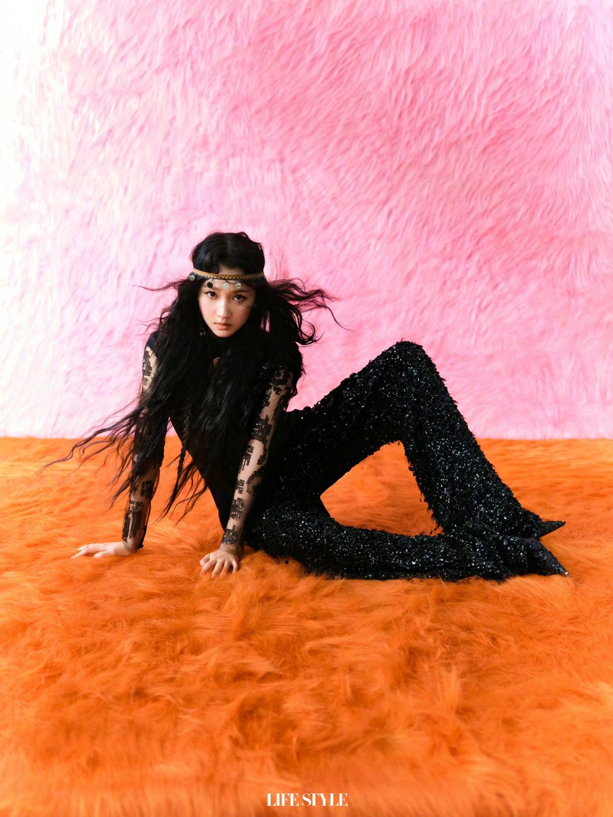 关晓彤|关晓彤大胆挑战部落少女形象，酷酷御姐风，身材超好行走的超模