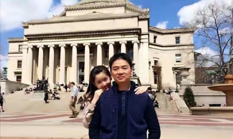 短发 28岁章泽天现身商业派对，头发油腻、神态憔悴，瘦到脱相显老态