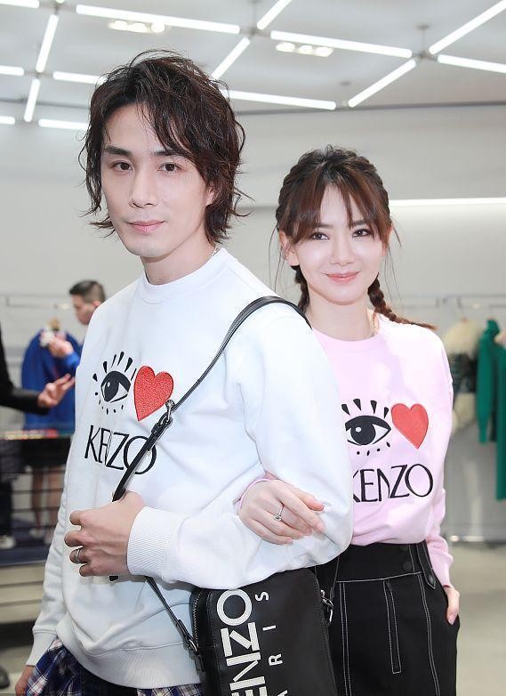 李承铉|戚薇和李承铉又在穿情侣装,两人看着太般配了,还挺显年轻的