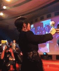 向华强|向华强寿宴有多壕?梅艳芳张国荣“复活”献唱,这4人却不给面子