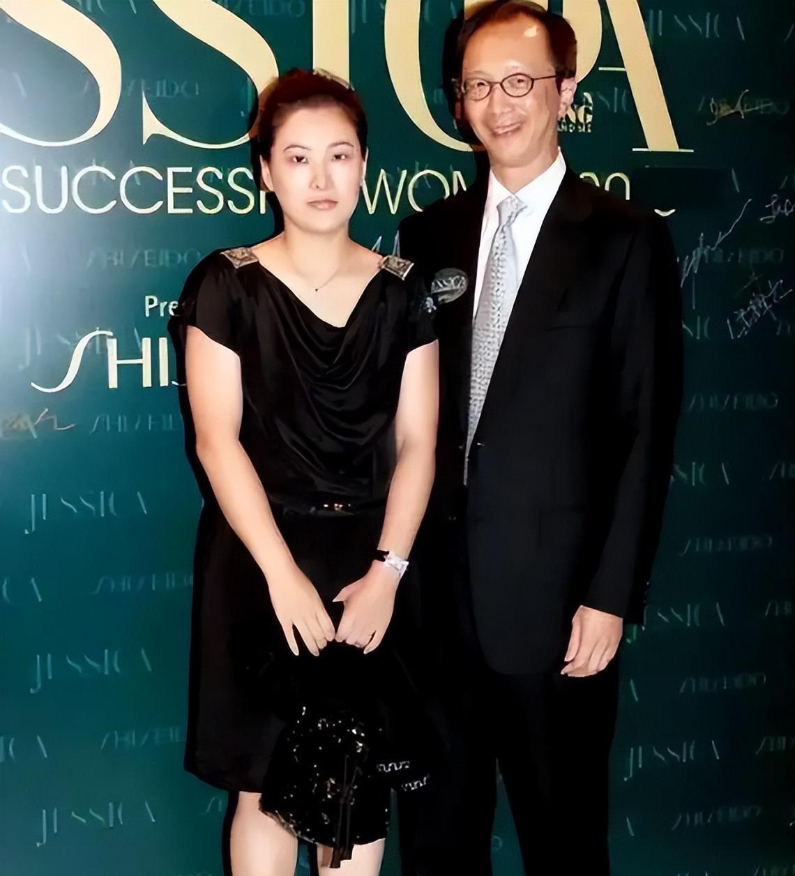 伏明霞|43岁伏明霞气质不俗！70岁老公疲态尽显，19岁女儿收获半山豪宅