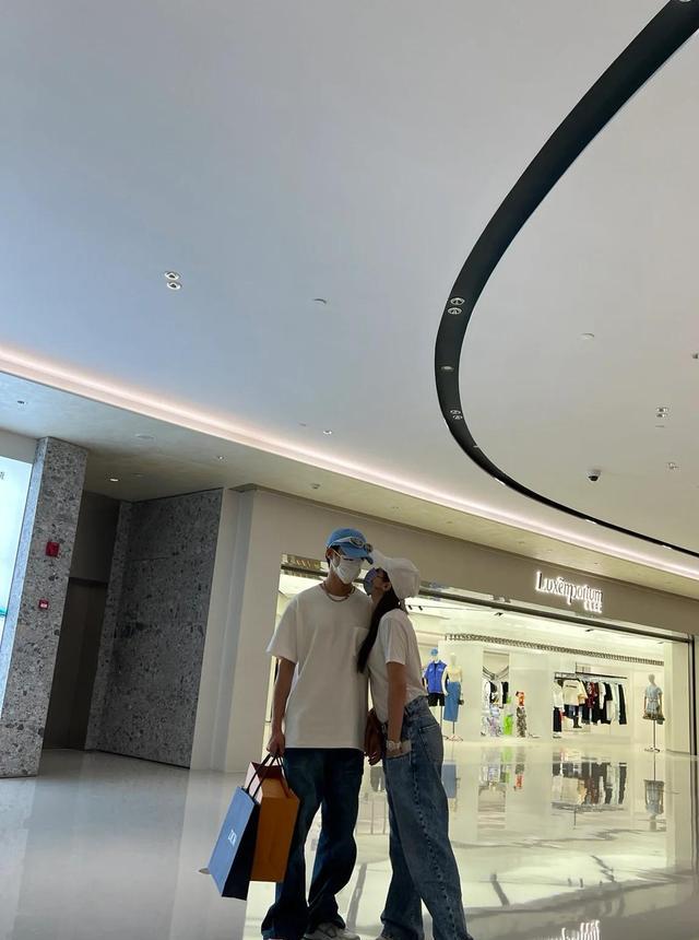 麦迪娜·买买提|麦迪娜和姜潮穿情侣装逛街购买,豪买奢侈品,有个富豪婆婆很幸福