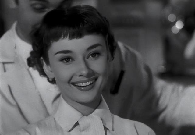 奥黛丽·赫本|奥黛丽赫本的遗憾事：42码大脚，流产过5次，养一头鹿做宠物