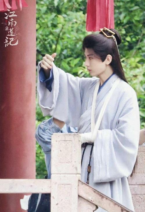 曾舜晞|成毅曾舜晞《莲花楼》,蓝衣和白衣造型潇洒飘逸,妥妥的天选之子