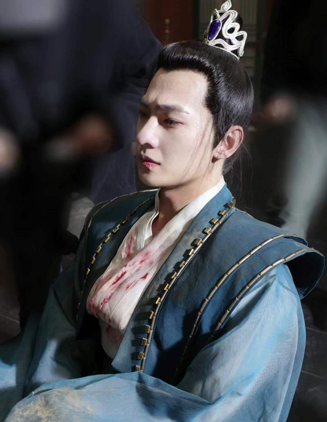 |“端”出来的帅哥,用“丑爆”的3条抬头纹,打了个漂亮的翻身仗