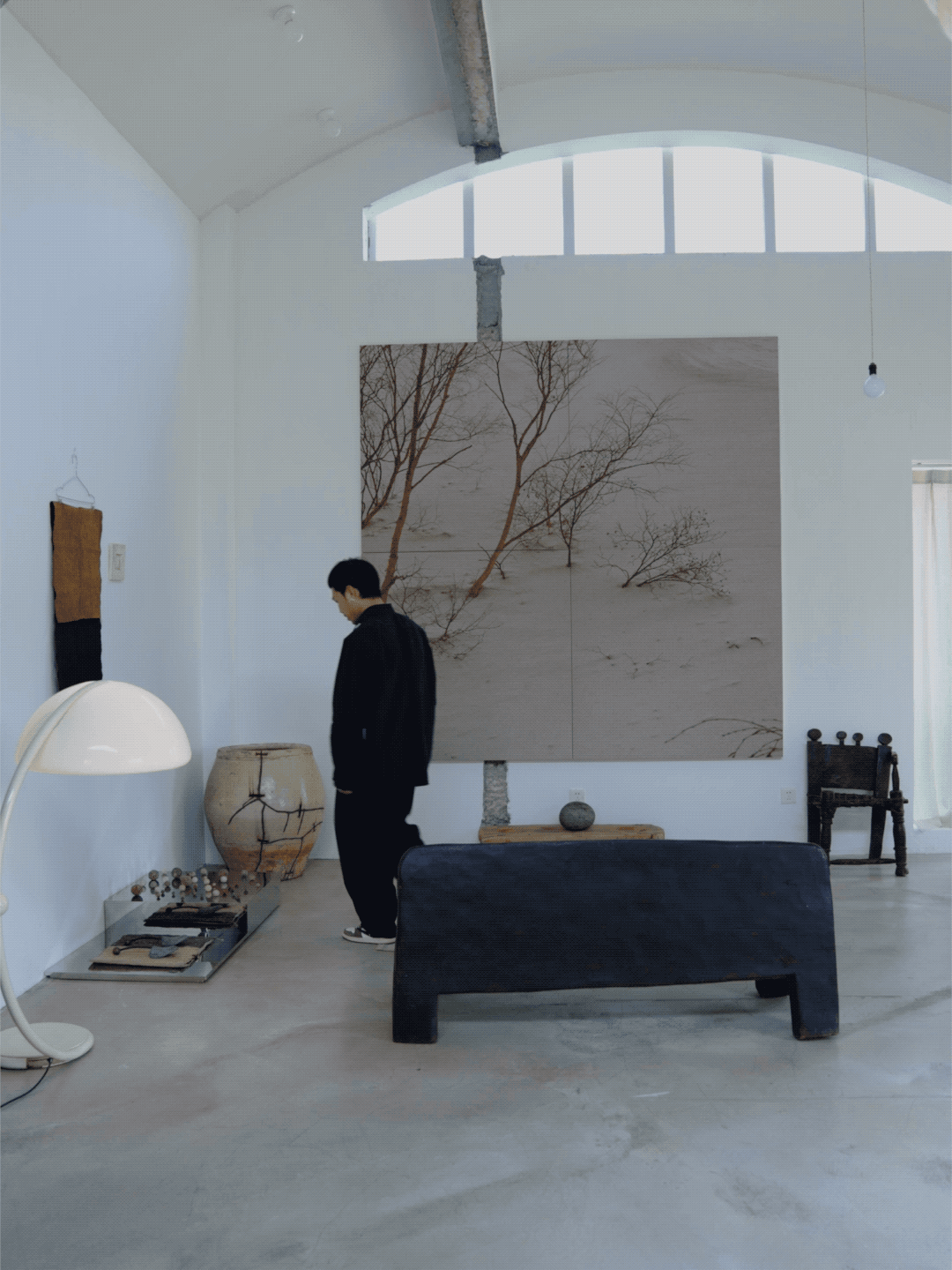 |他蜗居35m2,每月额外花8000元租别墅,摆满古物