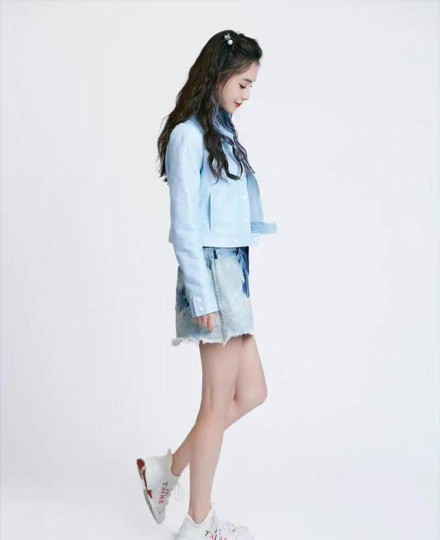 Angelababy|小短裙遮不住大长腿，单身的杨颖重回少女活力，大红唇有点违和感