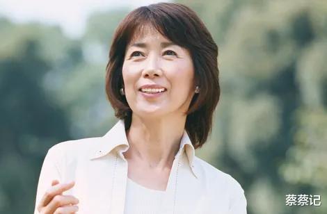 53岁的大妈再婚32岁小鲜肉,大妈:年纪大了,爬不动山了
