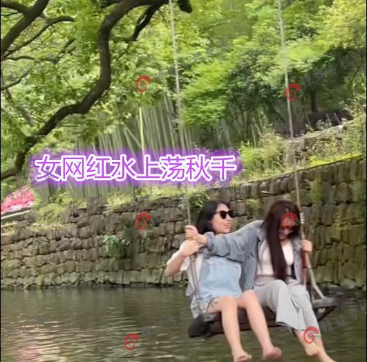 女网红水上荡秋千拍视频,头朝下掉进水里,大叔撑船看袖手旁观