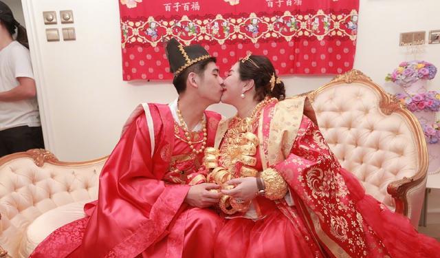 关凌|何猷君结婚3年没办酒,前任再婚却摆满金银珠宝,排场壕过何超盈