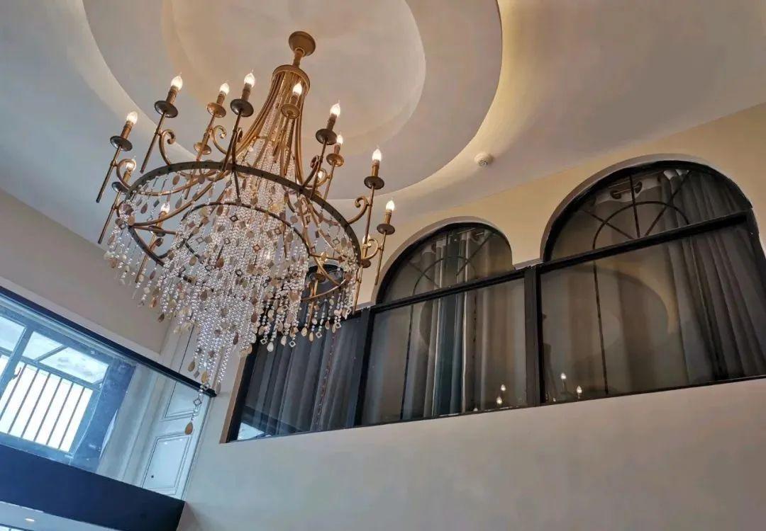 60平loft装修有个性,巧用吊顶挡住房梁,一进屋就把人迷住!