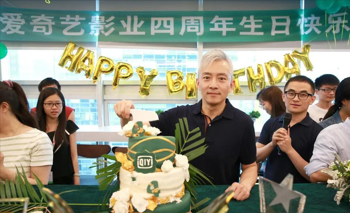 亚宁|央视主持亚宁：前途光明却退居幕后，53岁成总裁，头发全白未成家