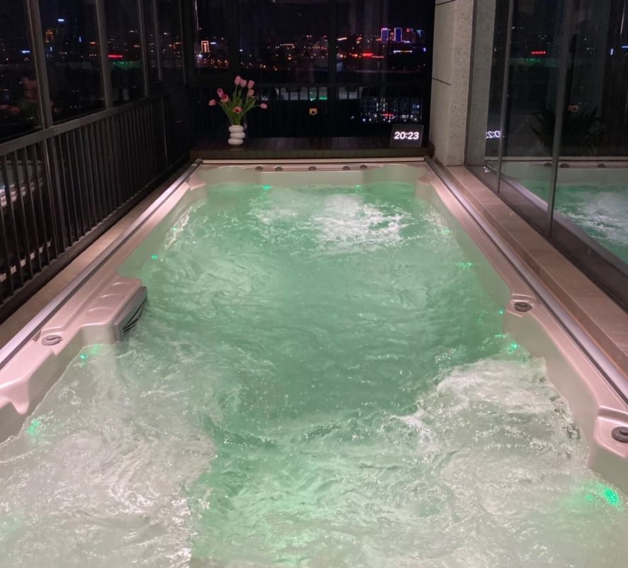 一家三口买下大平层,在270度的阳台里,放下超大泳池,太气派了