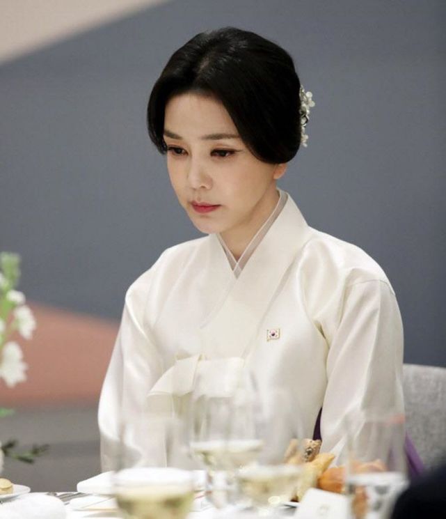 奥黛丽·赫本|?为何赫本抱患儿照片成永恒,韩国第一夫人抱患儿照片遭到群嘲!