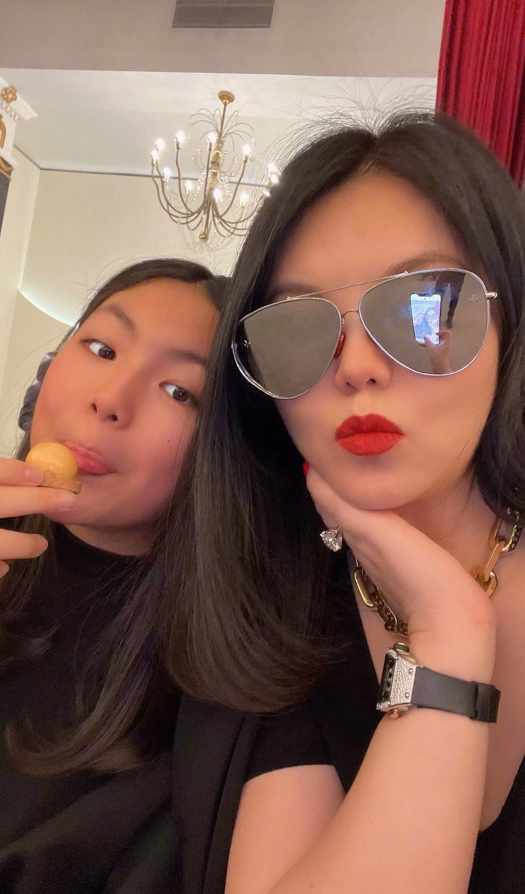 王诗龄|李湘带王诗龄去高端会场！母女浑身珠宝奢侈品，暴瘦变美越长越像