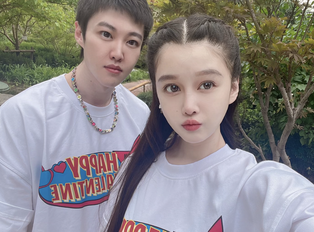 赵本山|赵本山女儿和男友牵手游玩！用宽松T恤勒出细腰，穿3000元情侣鞋