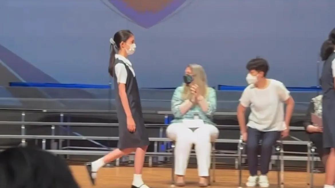 郭可盈|郭可盈参加女儿学校颁奖礼,12岁林天若获最杰出人物奖,太优秀了