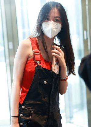 |潘的火辣妻子“另类穿着”被拍到!网友:如此尴尬