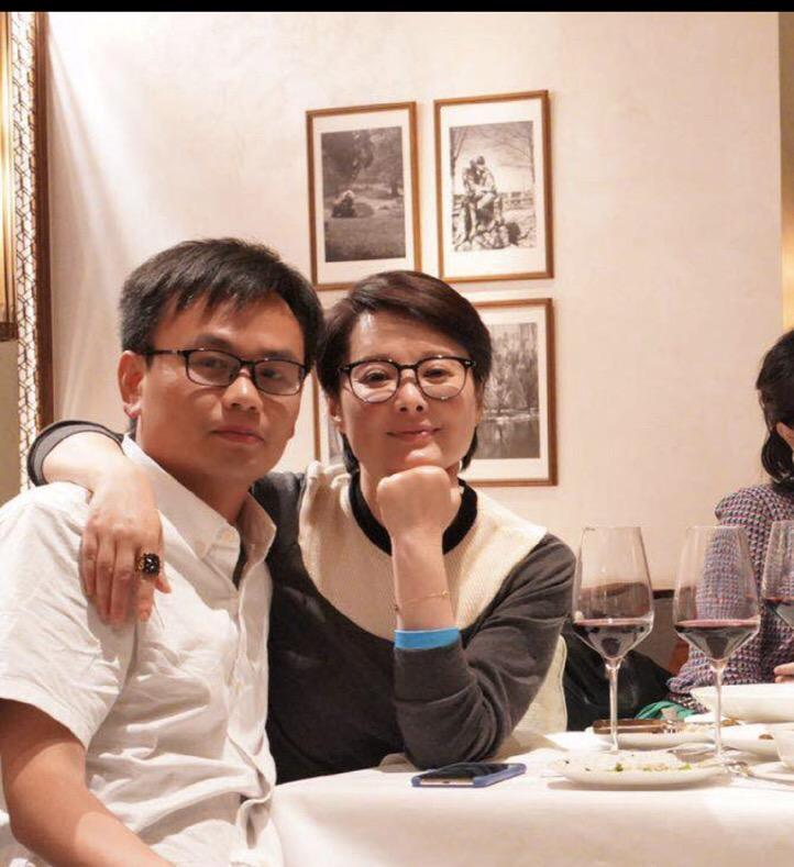 50岁袁立吃路边摊大口嗦粉,上班背超大包坐公交,人来人往无人识