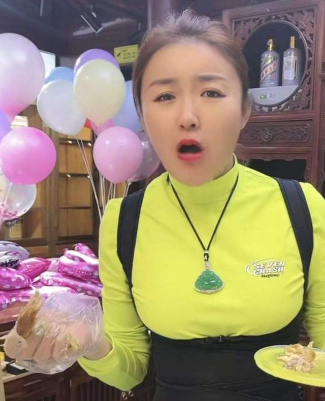 关婷娜|40岁关婷娜新戏开机，开300万大G去往片场，身材耸立贼有大姐范儿