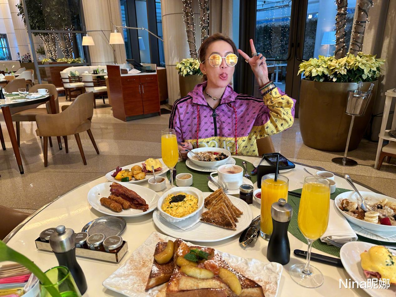 李玟|47岁李玟目测70斤!穿挂脖背心聚会瘦成骨头人,现场被男性搂腰满脸幸福