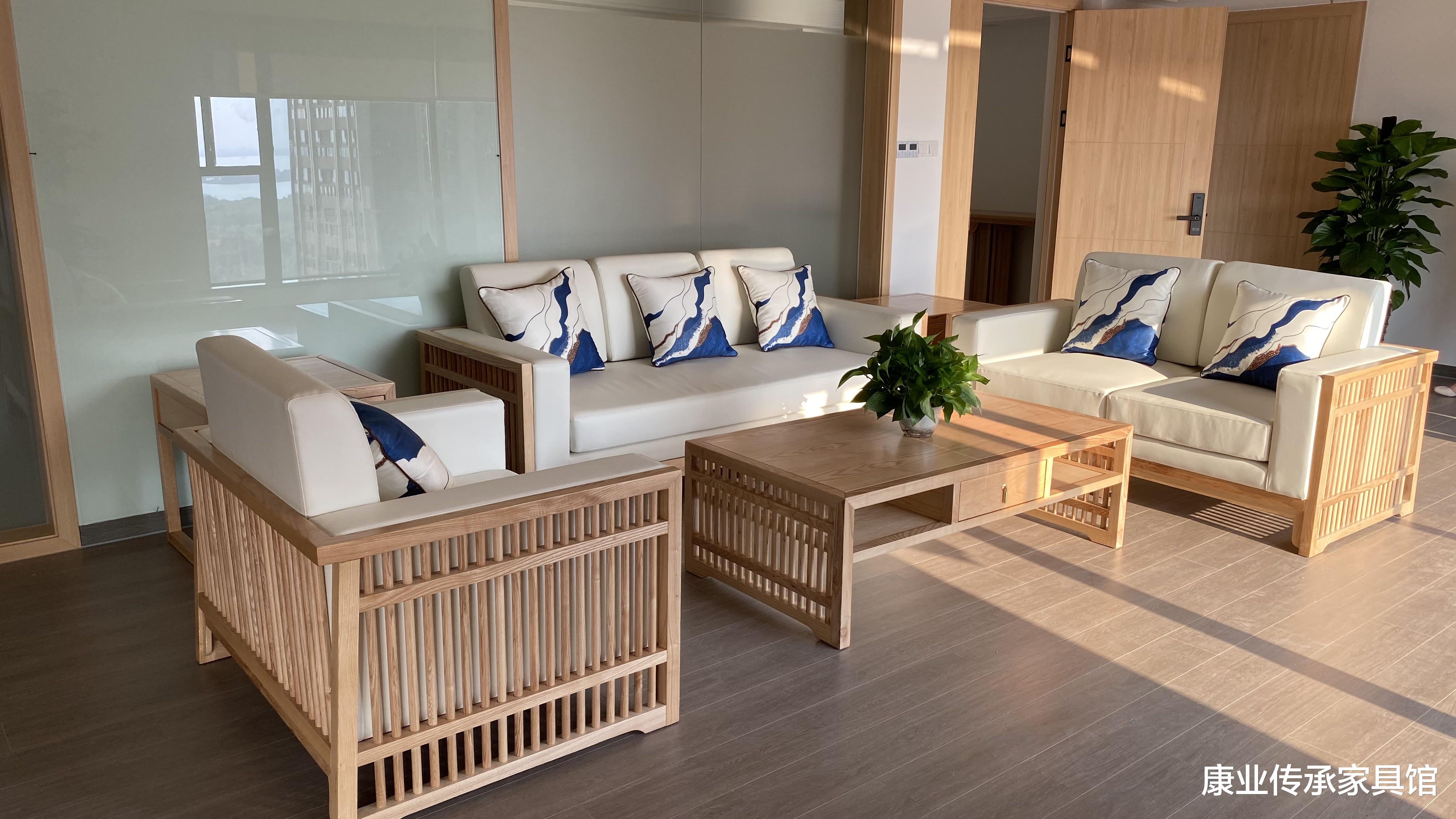 当新中式遇上原木色,诠释了简单利落的时尚风情