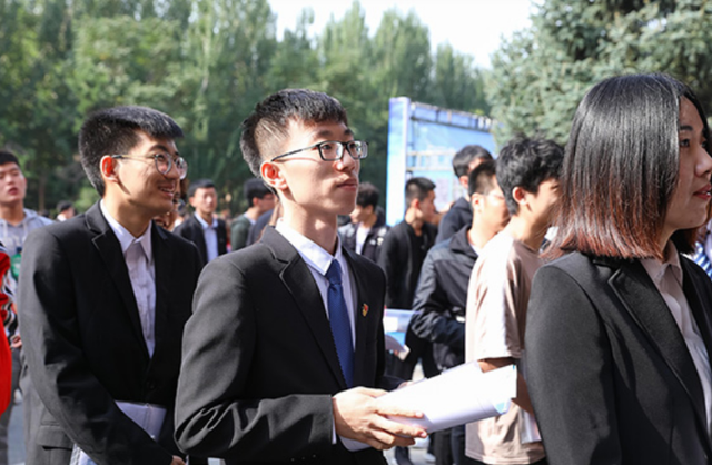 律师|女生青睐的男生职业排行榜公布,公务员不受欢迎,榜首女生倒着追