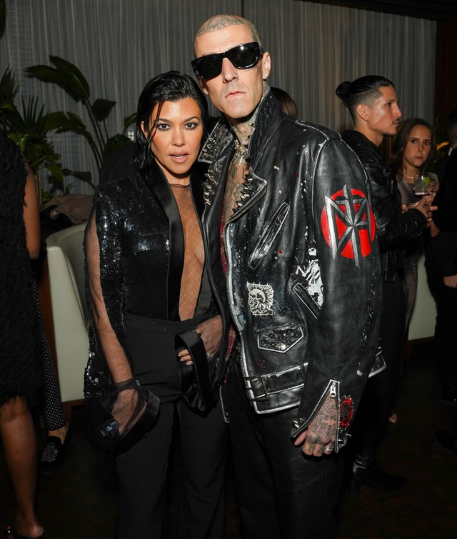 街拍|男星街拍 | 港仔陈伟霆雨中现身,海总因阿尔茨海默患病倾向息影?