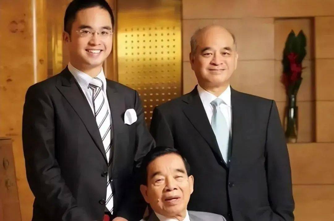 演唱会|人间芭比Lisa赴港开演唱会，与千亿富三代贴脸合影