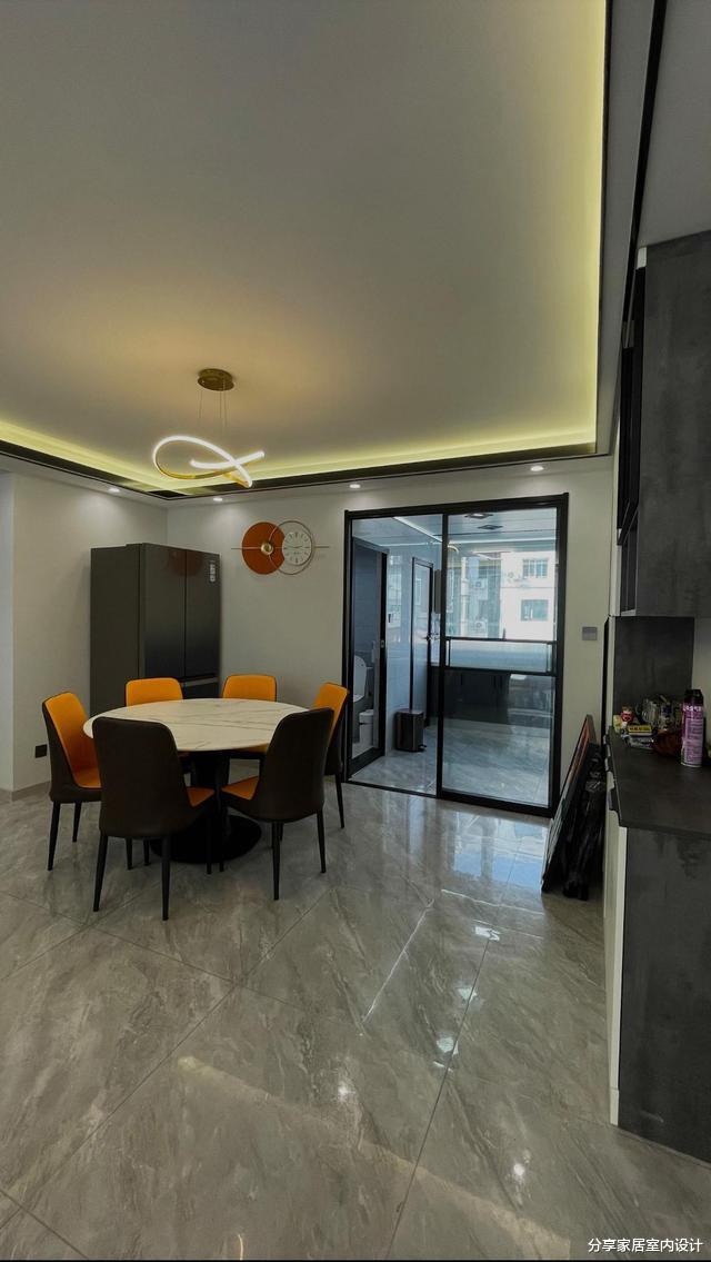 128平现代轻奢风格，时尚与高级感并存，悬空电视背景墙太抢眼了