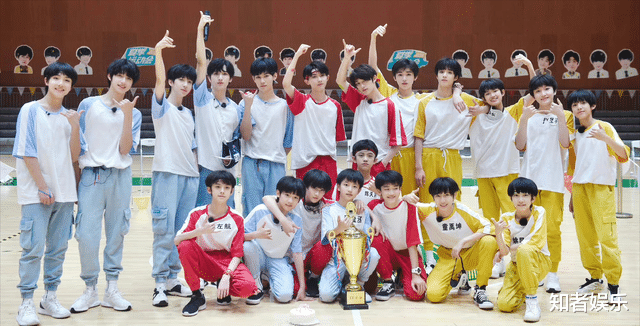 丁程鑫|丁程鑫不经意间秀腹肌,粉丝评论两极分化,队友虽瘦但也有“肉”